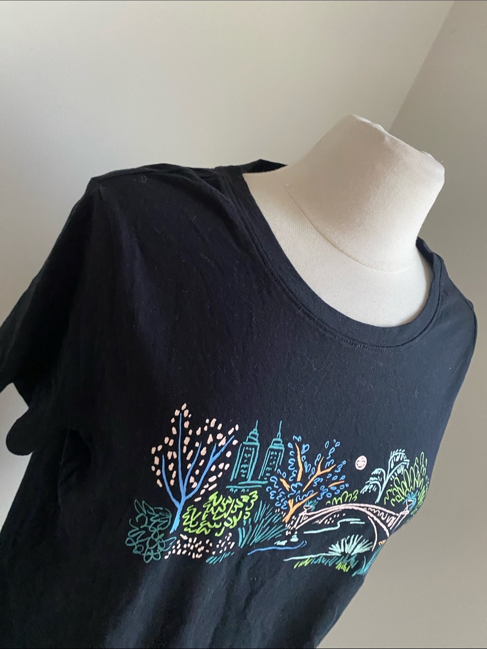 Old Navy Black City Graphic Short-Sleeve Women's Tee Womens Sz Large - Picture 3 of 6
